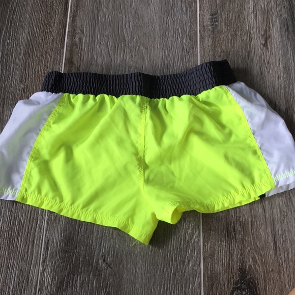 An effortless swimwear fashion - Picture 2 of 4